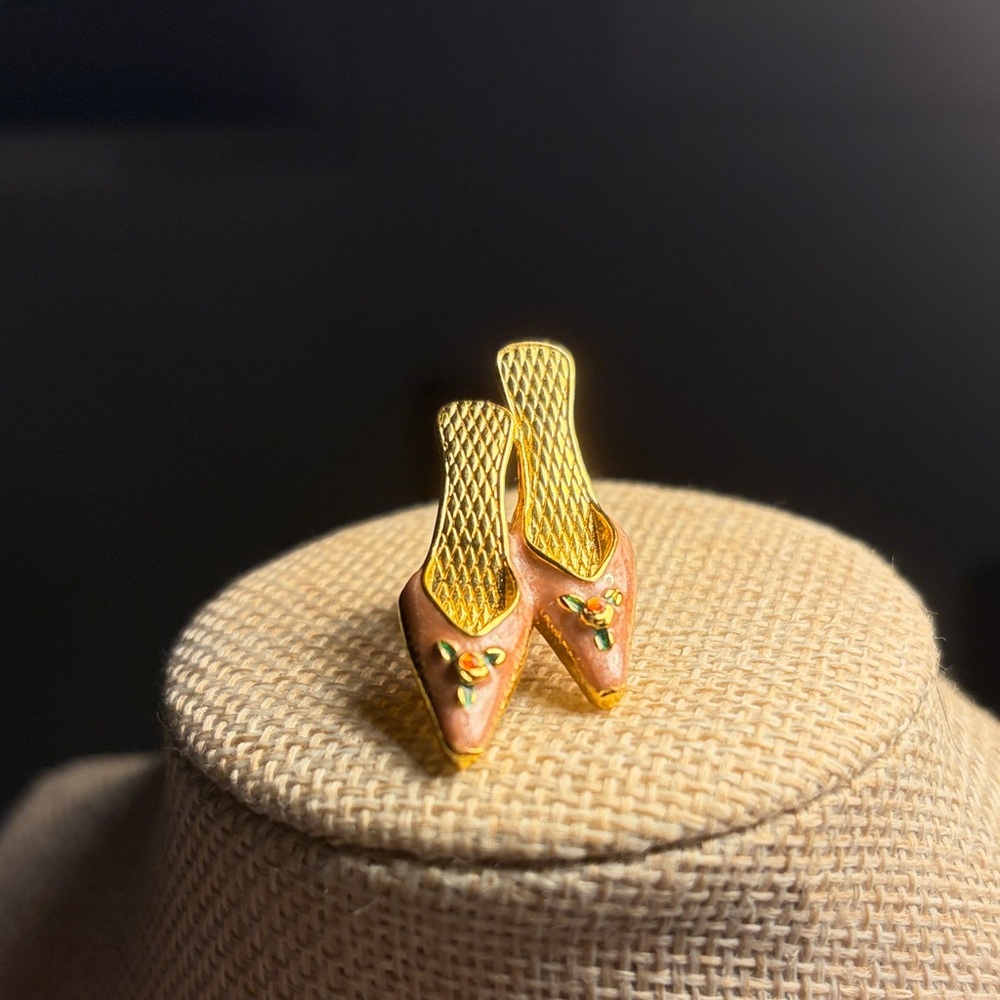 ADORABLE Gold and Pink Shoe PIN - Picture 5 of 6